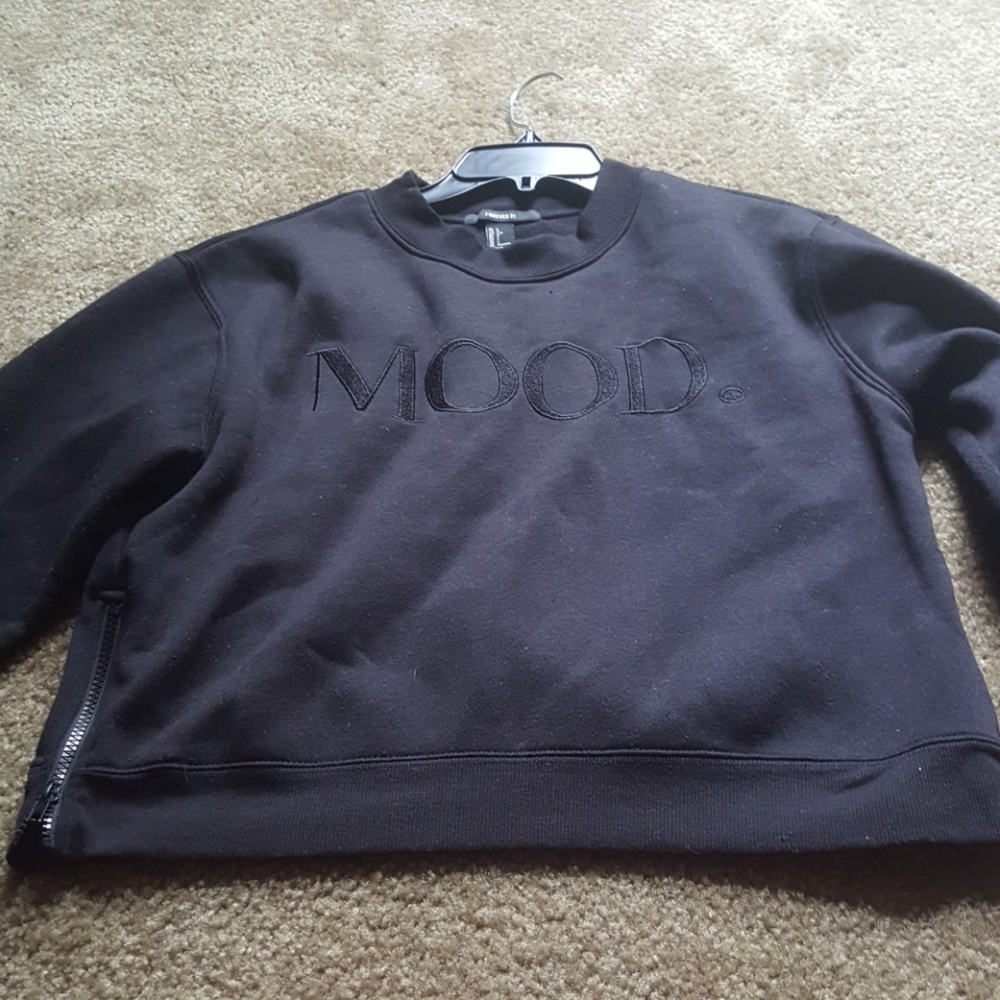 Cropped sweatshirt , zipper detailing on both side